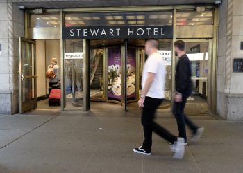 Muere bebé de 4 meses en hotel que alberga a inmigrantes en Nueva York