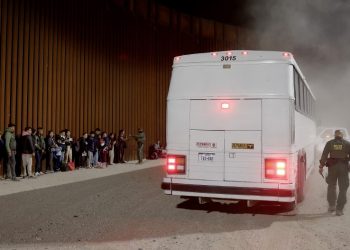 EE. UU. advierte que seguirá expulsando a migrantes tras fin de medidas sanitarias