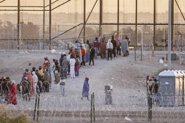 Los migrantes no se dan por vencidos y permanecen firmes en la frontera para tocar suelo estadounidense.
Foto AFP.