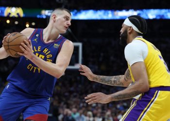 Los Nuggets se apuntan el primer triunfo ante Lakers con exhibición de Jokic
