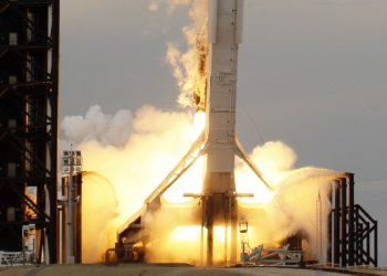 Misión privada llega a la Estación Espacial Internacional con dos saudíes a bordo