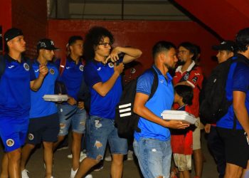 Jugadores de FAS tuvieron que salir del estadio Óscar Quiteño bajo escolta policial 