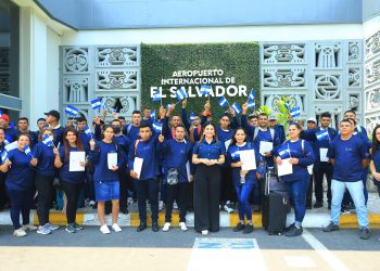 Más de un centenar de salvadoreños parten a trabajar a Estados Unidos