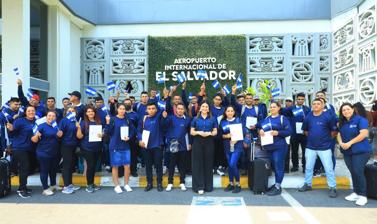 La viceministra de Diáspora, Cindy Portal, compartió con el contingente previo al viaje y les deseó éxito en su estadía. Foto Jarvyn Muñoz.