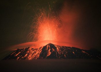 Elevan nivel de alerta en México por actividad de volcán Popocatépetl