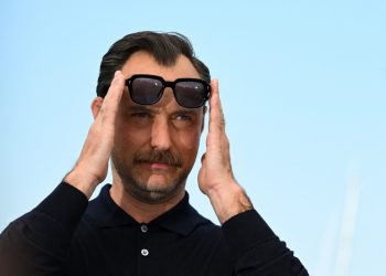 El actor Jude Law cree que la monarquía británica es «como un teatro»