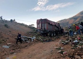 Ocho muertos y 10 heridos por volcadura camión carga en oeste México