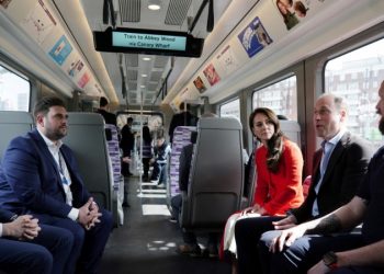 Príncipes de Gales toman el metro para ir al pub antes de la coronación