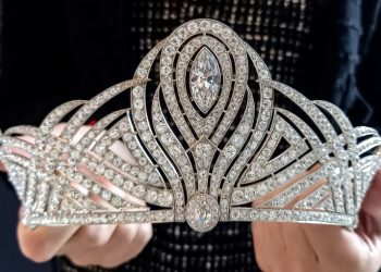 Una tiara de coronación brilla en subasta de joyas en Ginebra