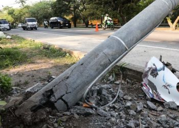Conductor de grúa se estrella y derriba un poste en la autopista al Aeropuerto