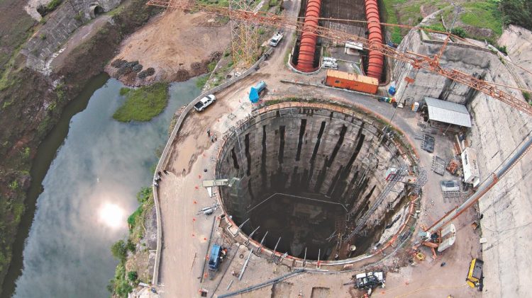Uno de los mayores
escándalos
en el Gobierno de
Mauricio Funes,
del FMLN, fue la
construcción de la
presa El Chaparral,
proyecto que algunos
llamaban «el
hoyo». / Foto: Diario El Salvador