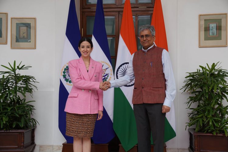La viceministra de Relaciones Exteriores, Adriana Mira, discutió el desarrollo de más proyectos en conjunto con el secretario de Este del Ministerio de Asuntos Exteriores de India, Saurabh Kumar.