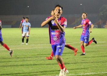 Santa Ana se quedó con la victoria frente a San Salvador, en un cierre de partido de locura