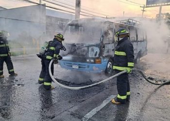 Supuestos pandilleros incendian microbús del transporte colectivo en Honduras