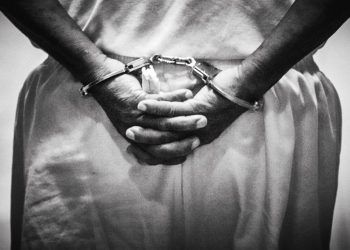 Mujer acusada de robo de vehículo y privación de libertad seguirá en prisión