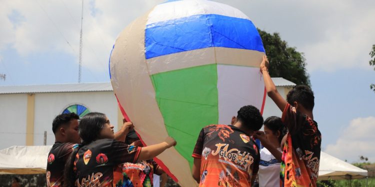 Debido a
su tamaño,
varias personas
colaboraron
para elevar los
globos. Foto Guillermo Martínez.