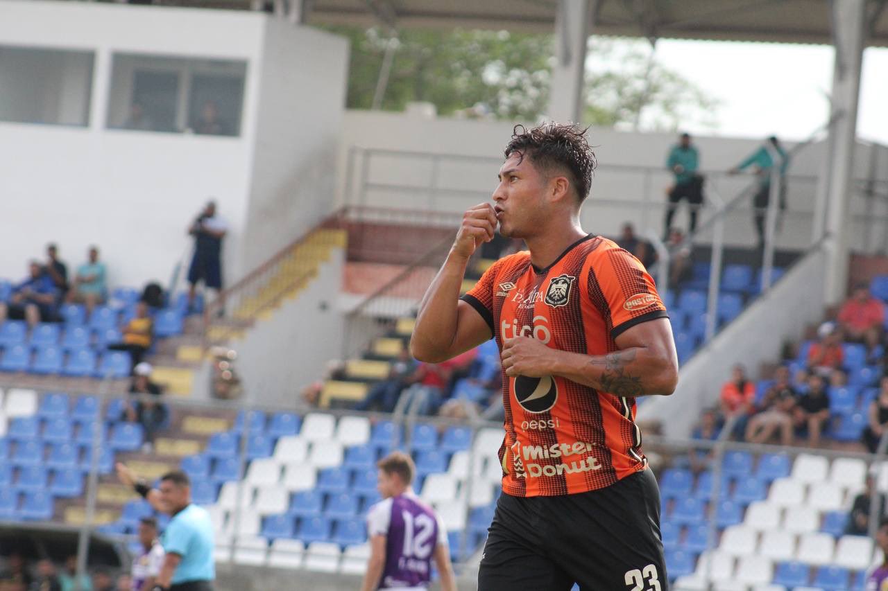 Dustin Corea anota doblete en triunfo del líder Águila - Diario El Salvador