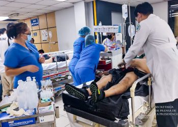 Autoridades destituyen a doctoras tras publicar quejas durante atención de tragedia en el Cuscatlán