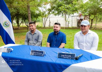 Director de Tejido Social entrega insumos para huertos comunitarios a familias de Nejapa