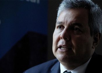 Presidente del BCIE, Dante Mossi, lanzó flores a las obras deportivas que se ejecutan en El Salvador