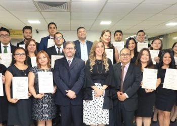 Entregan diplomas a 20 médicos del ISSS que egresaron de 11 subespecialidades