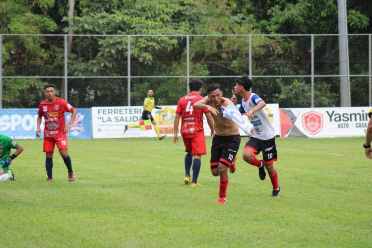 El colombiano Raúl Penaranda anotó los dos goles en el empate de los pumas ante Cabañas. Foto: Santa Ana.