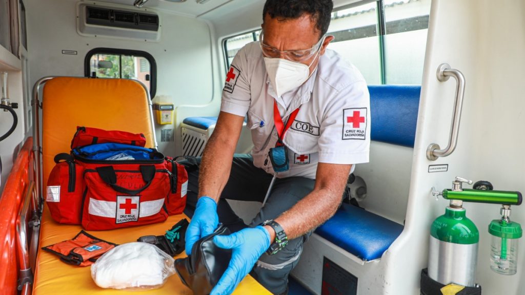 Personal de Cruz Roja Salvadorena brinda atencion en todo tipo de emergencias. Foto Jarvyn Munoz 1