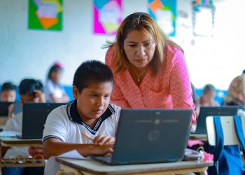 Starlink destaca el cierre de la brecha digital en educación en El Salvador