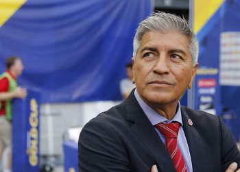 Octavio Zambrano: «Me parece jocoso y una locura que se diga que yo quedé debiendo de bandejas de frutas que se le daban a los jugadores»