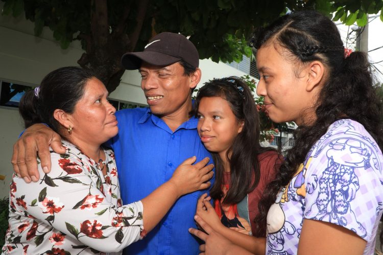Eligio García, uno de los 50 salvadoreños que conforman el nuevo contingente de trabajadores que viaja hacia Canadá, se despide de su familia. Foto David Martínez.