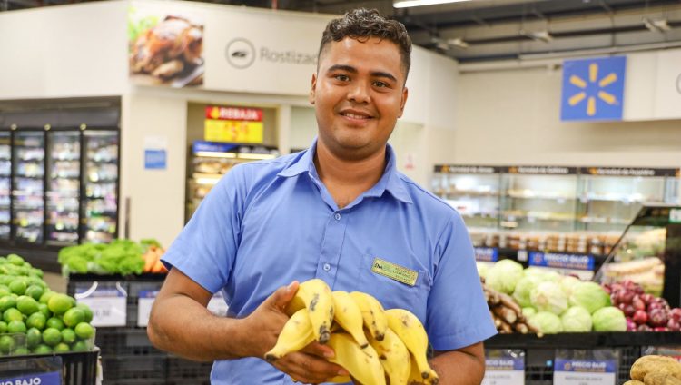 A partir de la firma se facilitará la comercialización de los productos Doña ENA, algunos
elaborados por alumnos de la institución.  Foto / Diario El Salvador.