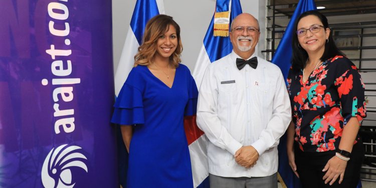 El embajador de República Dominicana en el país, Julio César George, compartió con ejecutivas de Arajet.