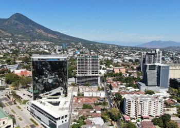 Fitch Ratings sube la calificación crediticia de El Salvador