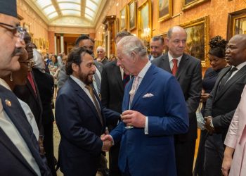 Vicepresidente Félix Ulloa conversa con el Rey Carlos III previo a su coronación como monarca del Reino Unido