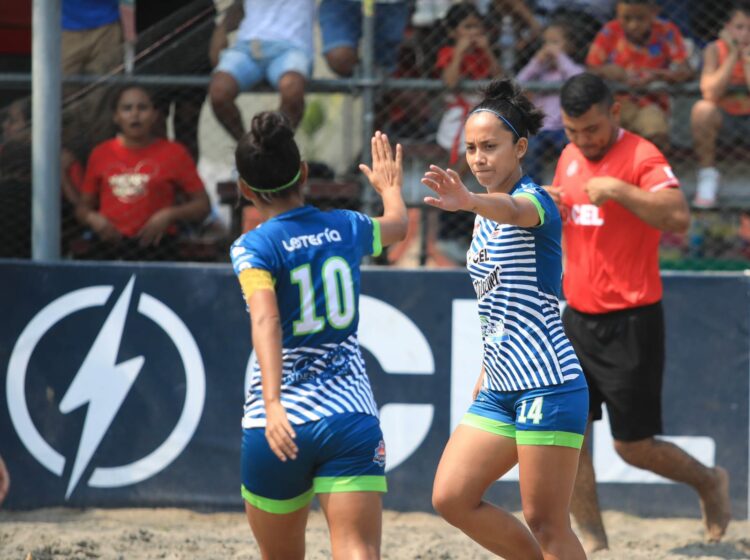 La jornada de la Liga de Fútbol Playa ofrece este sábado  duelos atractivos en La Pirraya. Fotos/INDES