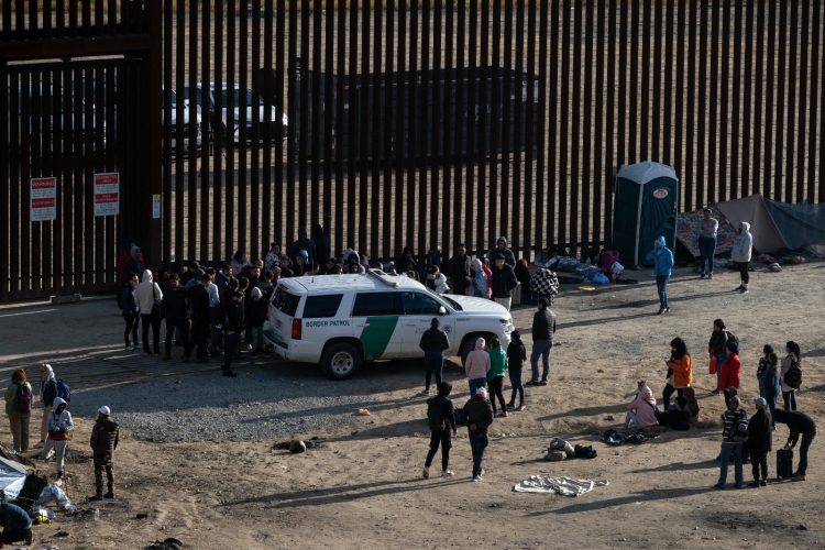 El salvador se mantiene fuera de los 10 puestos de los países con mayores flujos migratorios. El Gobierno ahora promueve programas laborales en el exterior para prevenir esta situación.  Foto AFP.