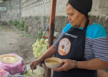 Magdalena ha sacado adelante a sus hijos con la venta de atol