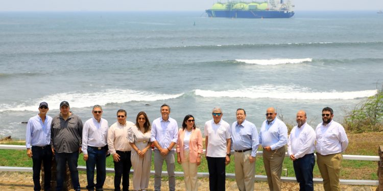 En la conmemoración del primer año de operación participaron inversionistas, la ministra de Economía y el embajador de Estados Unidos en El Salvador. Foto DES/ Jarvyn Muñoz.
