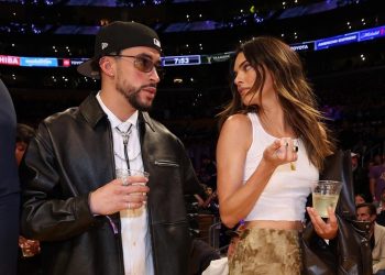 Bad Bunny y Kendall Jenner presumen su relación  en el partido de los Lakers en los Playoffs de la NBA