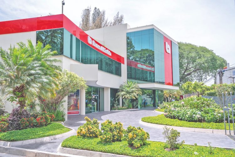 En su quinto año de operaciones en El Salvador, Banco Atlántida
supera los $960 millones
en activos totales. Foto David Martínez.