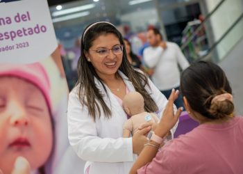 Brindan sesiones de educación prenatal en centros comerciales de San Salvador