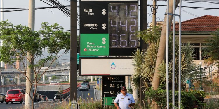 La DGEHM verificó ayer los precios y calidad de combustibles en la estación de servicio Texaco Masferrer, en San Salvador. Fotos / Francisco Campos.