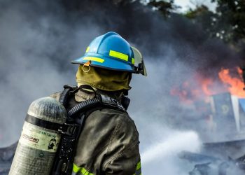 Cuerpo de Bomberos atiente incendio en chatarrera sobre carretera de Oro, Ilopango