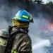 Cuerpo de Bomberos atiente incendio en chatarrera sobre carretera de Oro, Ilopango