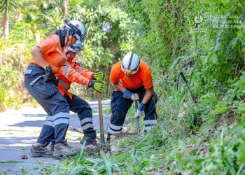 Gobierno de El Salvador realiza limpieza de tragantes y canaletas como parte del Plan Invierno 2023