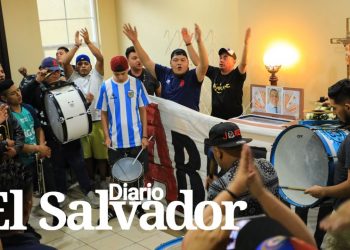 FOTOS | Familiares y amigos despiden a aficionados de Alianza fallecidos el 20 de mayo en el Cuscatlán