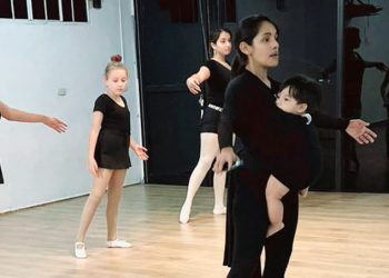 Mercedes, una salvadoreña que alterna su tiempo entre la maternidad y la danza 