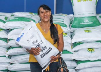 Más de 95,000 productores de zona central de El Salvador reciben sus paquetes agrícolas