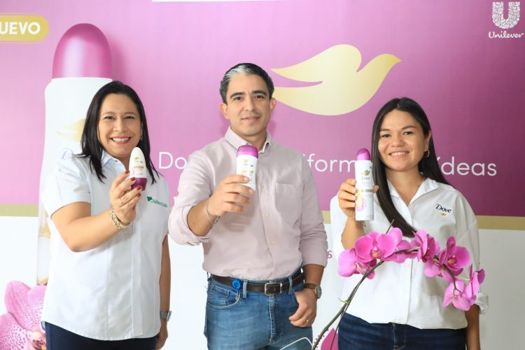 En la foto. Karen Rivera, gerente de Mercado de Súper Selectos; Margarita Moisa, jefa de
marca de Dove, y René Carballo, trade marketing de Dove. Fotos / Guillermo Martínez.