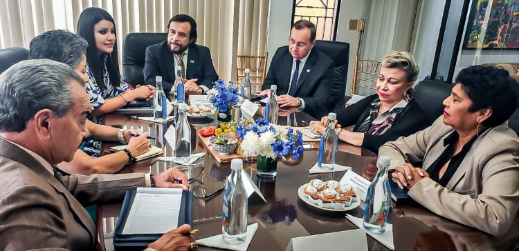 Por la unión. El vicepresidente Félix Ulloa se reunió con embajadores de países de la región para hablar sobre los desafíos comunes.